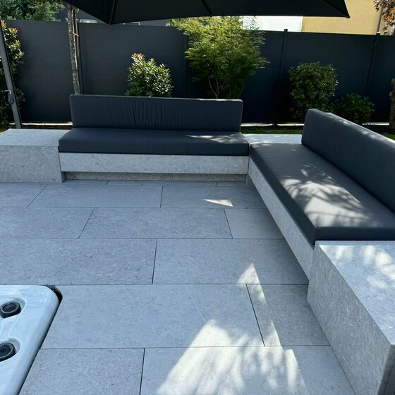 Lounge Möbel Belgisch Blau mit dunkelgrauer Polsterung für exklusive Terrassen