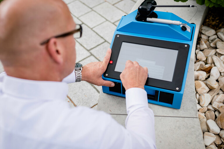 Vermessung vor Ort Digitale Vermaßung vor Ort beim Kunden für genaue Natursteininstallationen.