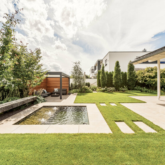 Arena de Playa Gartenprojekt mit Naturstein Bodenplatten und Blockstufen