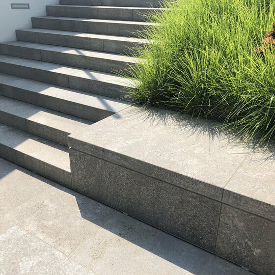 Blockstufen aus Argento Naturstein für moderne Treppenkonzepte