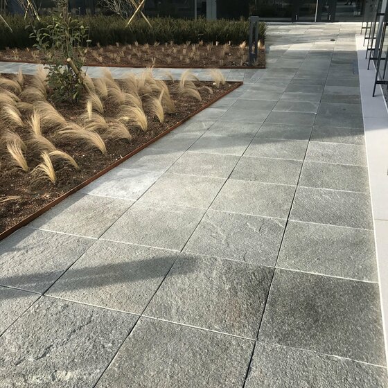 Bodenplatten aus Bagnolo Gneis für Terrassen und Wege