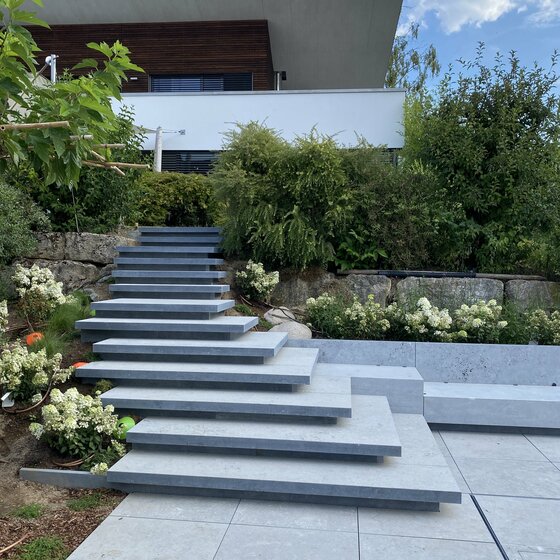 Detailaufnahme Belgisch Blau Schwebstufen im Gartenprojekt