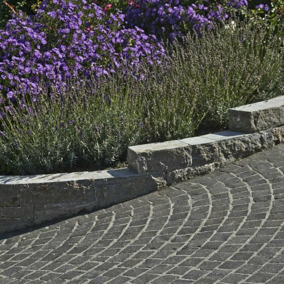 Fuego Kleinpflaster aus Naturstein für robuste Gartenwege
