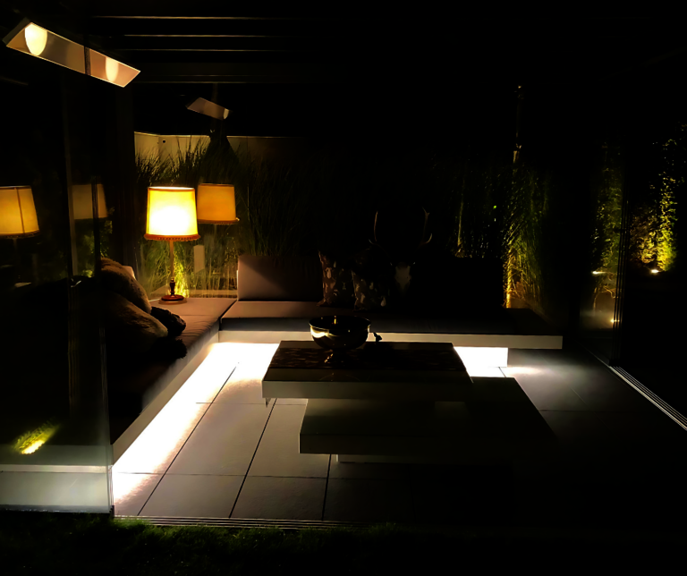 Lounge Möbel mit LED Unterleuchtung Lounge Möbel mit LED-Unterleuchtung und grauer Polsterung
