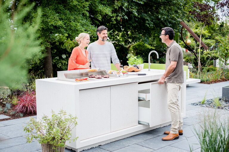 Outdoor Küche Bianco Adria mit Gästen im stilvollen Außenbereich