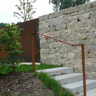 Mauersteine Weitere Dolomit Mauersteine kombiniert mit Taupe Keramik Bodenplatten für robuste Gartenmauern
