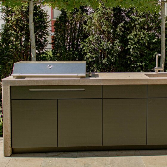 Quadro Cubic Outdoor Küche aus Rosato Muschelkalk für elegante Außenanlagen