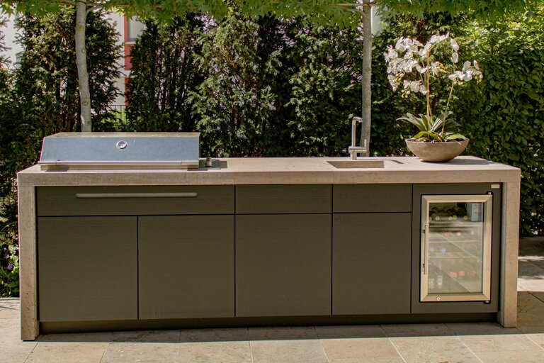 Quadro Cubic Outdoor Küche aus Rosato Muschelkalk für elegante Außenanlagen