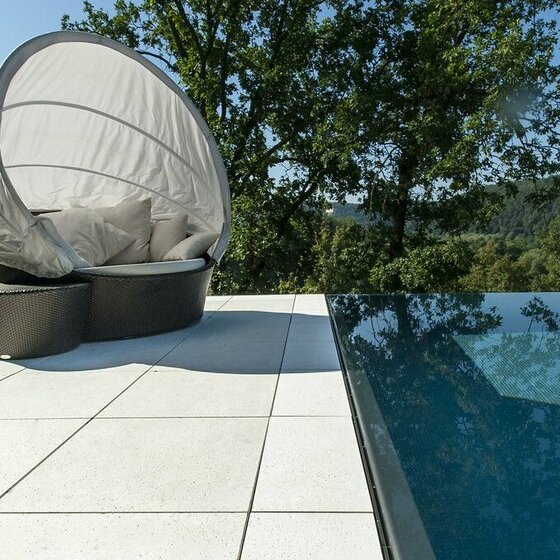 Bodenplatten aus Bianco Adria Kalkstein für Terrassen und Wege