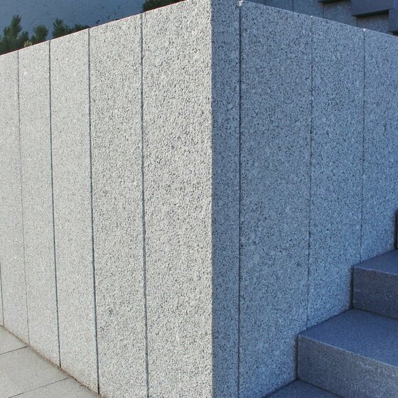 Stelen und Sichtschutzelemente aus Maciera Granit für Gärten