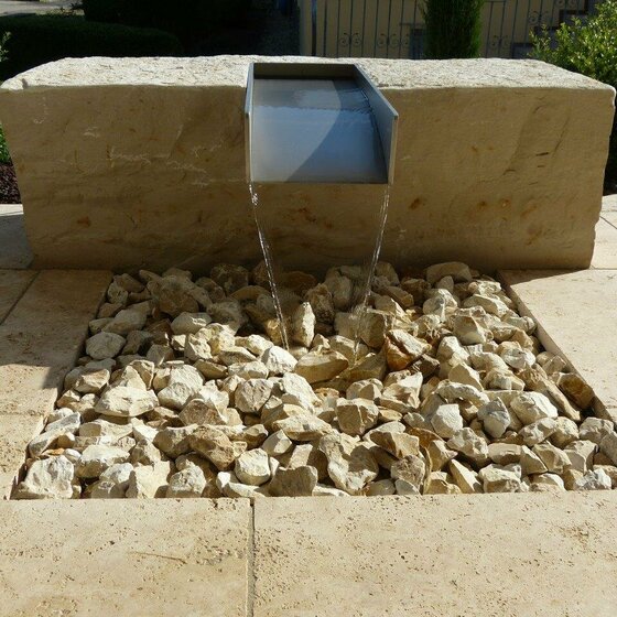 Wasserschütte aus Finca Beige Naturstein für elegante Wassergestaltung