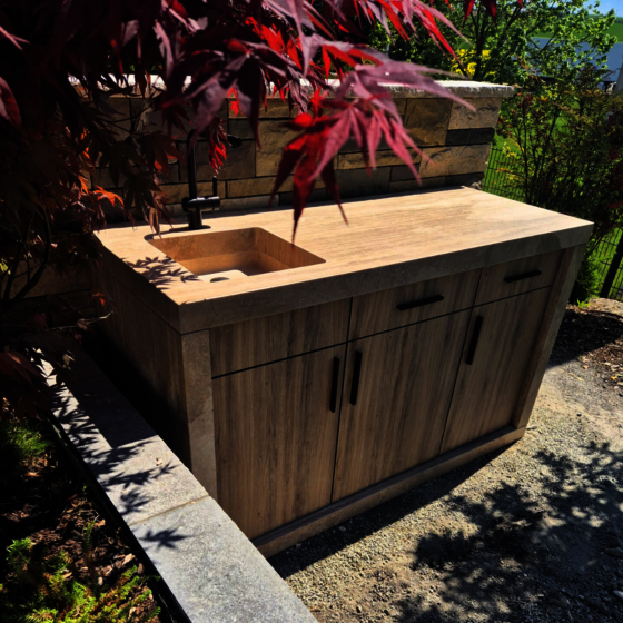 Outdoor Küchenzeile aus Vallado Travertin mit Holzdetails
