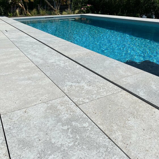 Bodenplatten aus Argento Muschelkalkstein für Garten und Terrasse