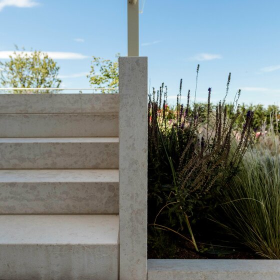 Gartenprojekt mit Kanfanar Kalkstein Blockstufen