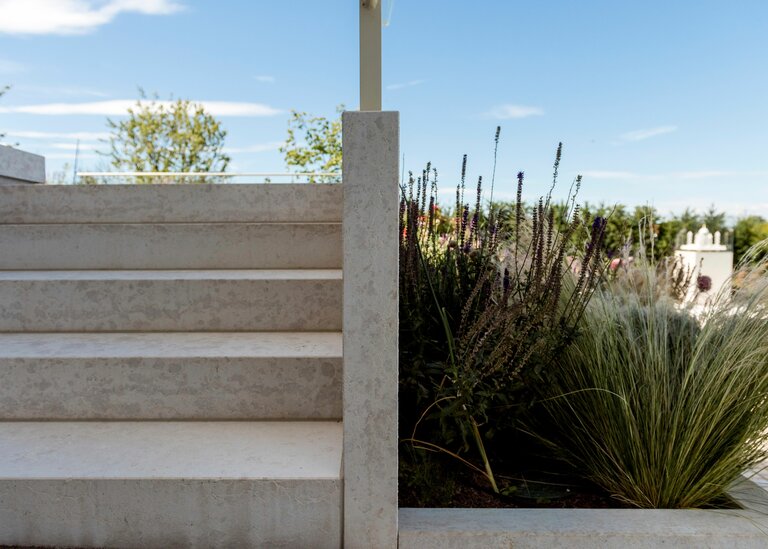Gartenprojekt mit Kanfanar Kalkstein Blockstufen