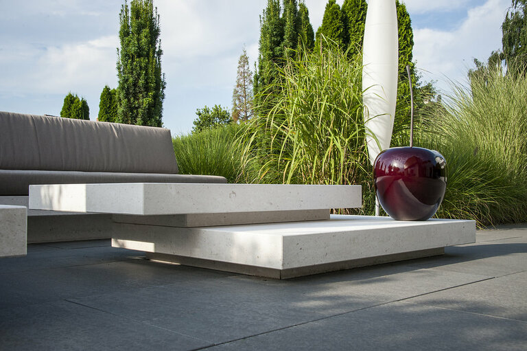 Gartenprojekt mit Lounge Möbel aus Bianco Adria Kalkstein