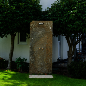 Outdoor Dusche aus Jura Muschelkalk Krustenplatte