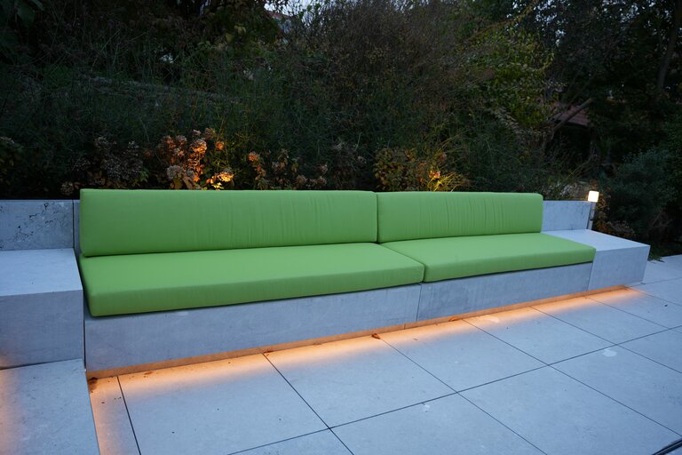 Lounge Möbel mit LED-Unterleuchtung Lounge Möbel mit LED-Unterleuchtung und grüner Polsterung