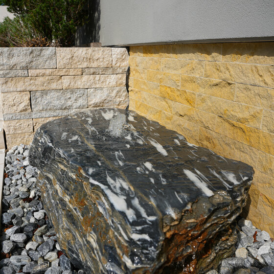 Kalkstein Findling Quellstein aus Naturstein für natürliche Wasserspiele