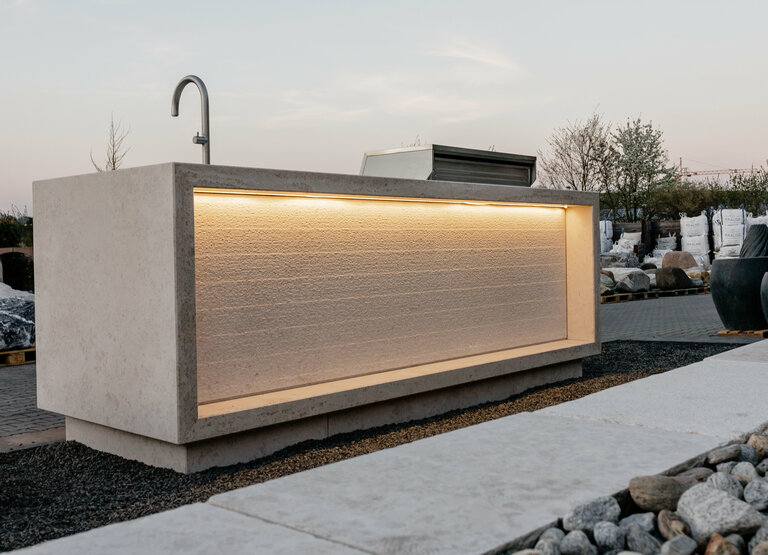 Outdoor Küche aus Bianco Adria Naturstein mit LED Unterleuchtung für stilvolle Außenanlagen