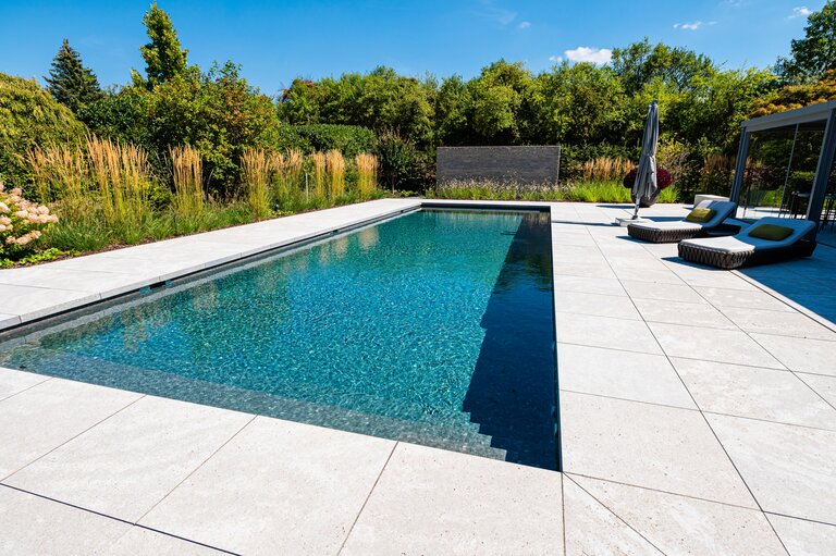 Argento Gartenprojekt mit Naturstein Boden- und Poolrandplatten