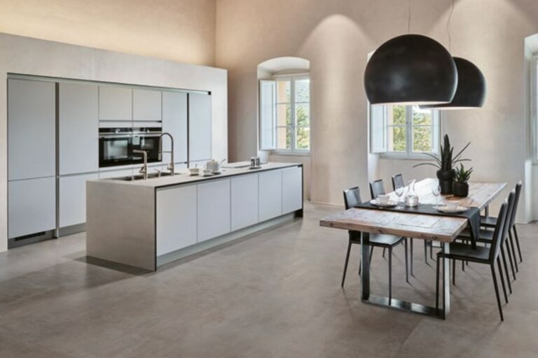 Indoorprojekt mit Grigio Keramik Bodenplatten für elegante Innenräume