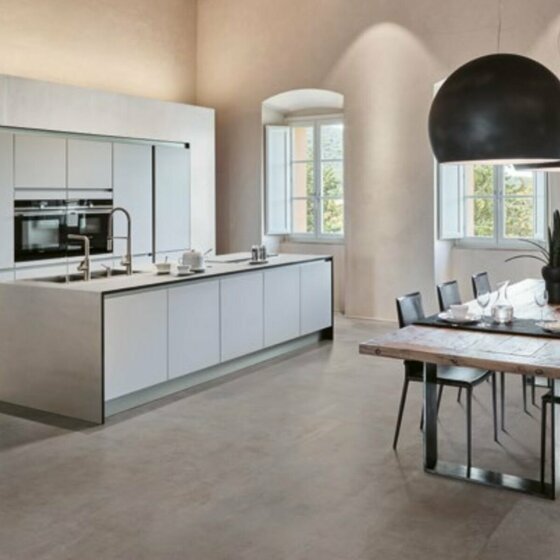 Indoorprojekt mit Grigio Keramik Bodenplatten für elegante Innenräume