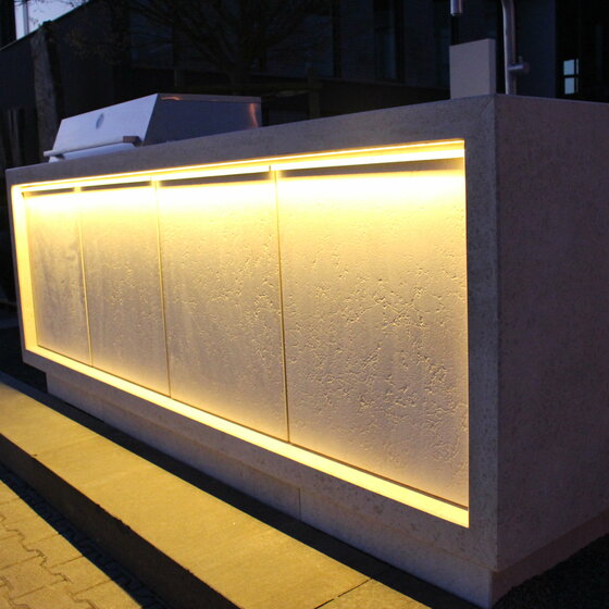 Weitere Outdoor Küche aus Bianco Adria Naturstein mit LED Unterleuchtung für moderne Terrassen