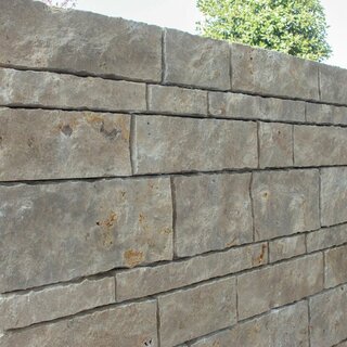 Mauersteine Dolomit Mauersteine kombiniert mit Taupe Keramik Bodenplatten für stilvolle Gartenmauern