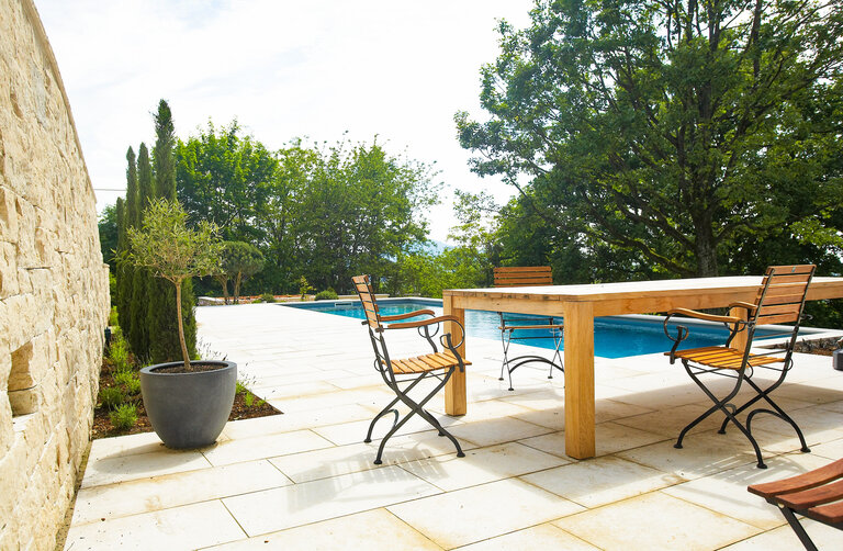 Jura Gartenprojekt mit Naturstein Boden- und Poolrandplatten