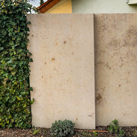 Gesägte Natursteinplatten für modernen Sichtschutz in Gärten