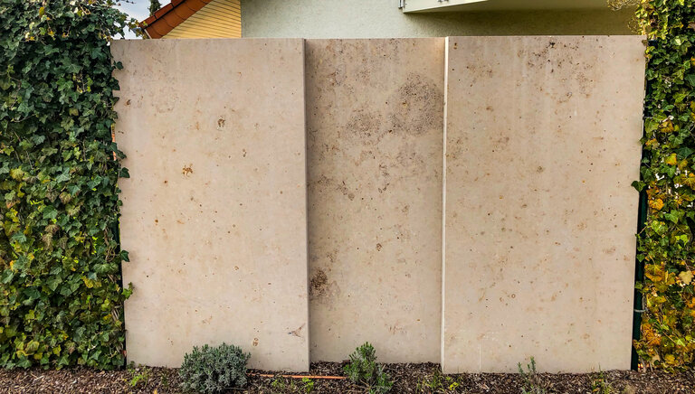 Gesägte Natursteinplatten für modernen Sichtschutz in Gärten