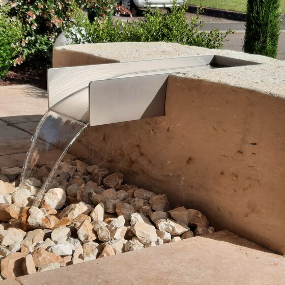 Wasserelemente aus Finca Beige Travertin für Garten- und Poolanlagen