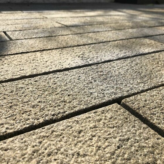 Pflastersteine aus Arena de Playa Sandstein in mediterraner Optik