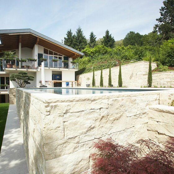 Gartenprojekt mit Jura Kalkstein Boden- und Poolrandplatten sowie Mauersteinen