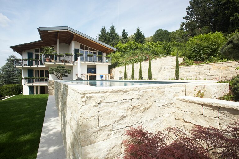 Gartenprojekt mit Jura Kalkstein Boden- und Poolrandplatten sowie Mauersteinen