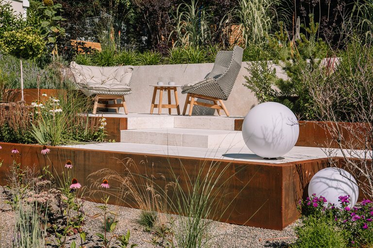 Gartenprojekt mit Blockstufen und Bodenplatten aus Kanfanar 