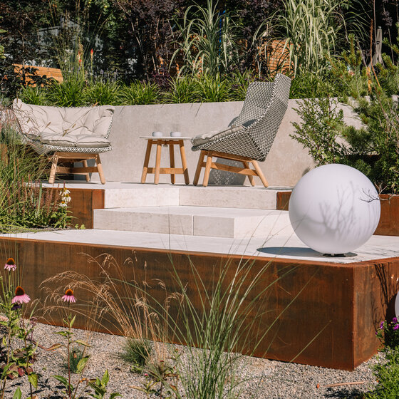 Gartenprojekt mit Blockstufen und Bodenplatten aus Kanfanar 
