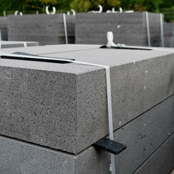 Stufen und Einfassungen aus Basaltlava für Außenanlagen