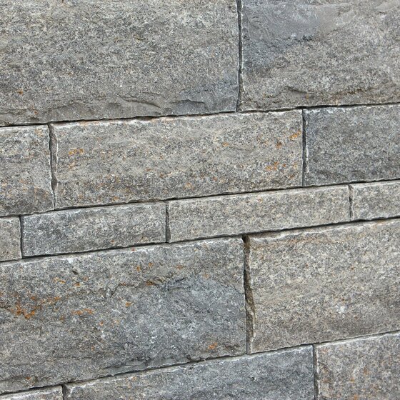 Mauersteine aus Argento Muschelkalkstein für stabile Gartenmauern