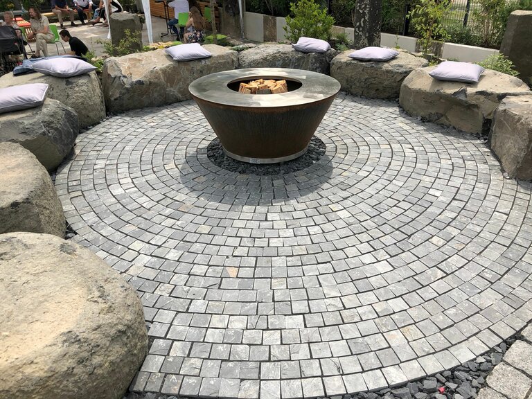 Gartenprojekt mit Feuerschale und Pflastersteinen aus Schiefer