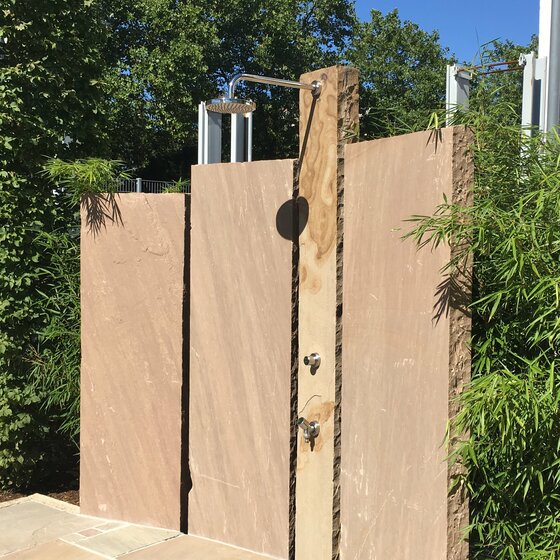 Outdoor Dusche aus Taiga Naturstein für natürliche Außenanlagen