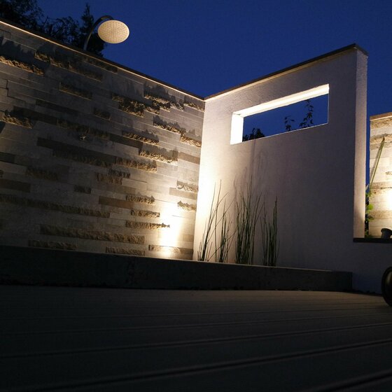 Outdoor Dusche Marrone Naturstein mit LED Beleuchtung für moderne Gärten