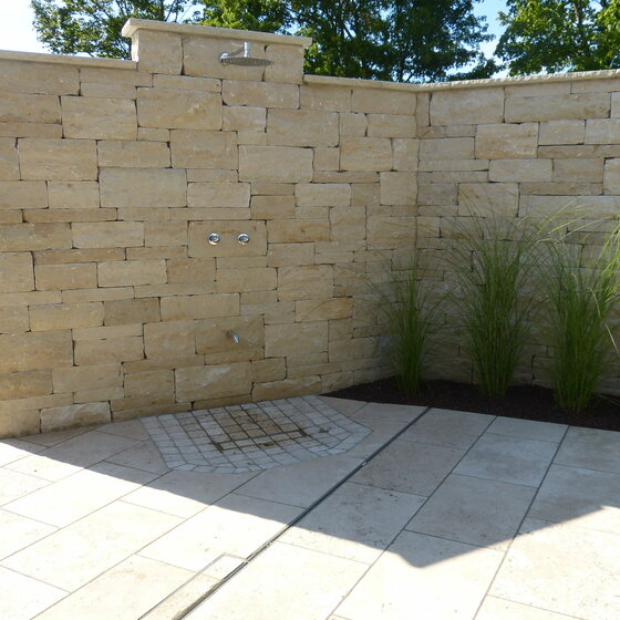 Mauerdusche Outdoor Dusche aus Finca beige Steinen für mediterrane Gärten