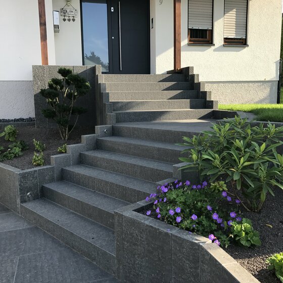 Weitere Winkelstufen aus Nero Assoluto Naturstein für exklusive Treppen