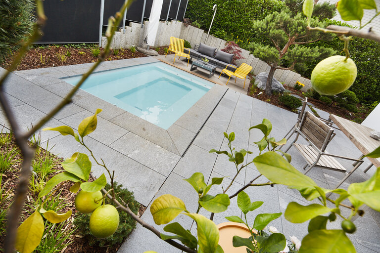 Poolprojekt mit Maggia Gneis Boden- und Poolrandplatten