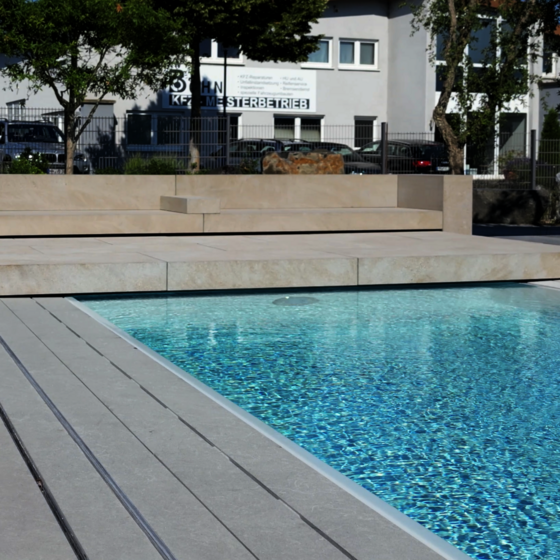 Pooldeck mit sandgestrahltem Arena de Playa Sandstein, rutschhemmend und modern.