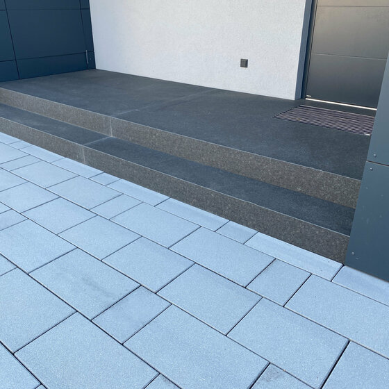 Weitere Winkelstufen aus Nero Assoluto Naturstein für moderne Treppen