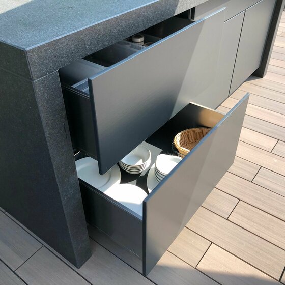 Outdoor Küche aus Nero Assoluto Gabbro für moderne Außenküchen
