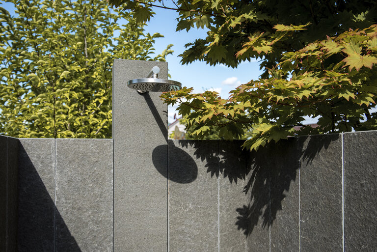 Outdoor Dusche aus Naturstein für luxuriöse Gartengestaltung